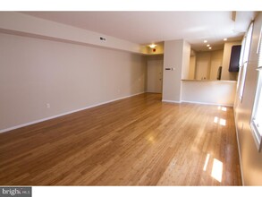 445 Fairmount Ave-Unit -B in Philadelphia, PA - Building Photo - Building Photo