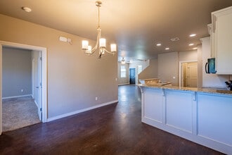The Commons at Greenlea Chase in Oklahoma City, OK - Building Photo - Interior Photo
