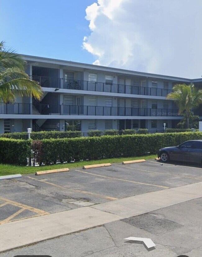 1100 NE 1st Ct in Hallandale Beach, FL - Building Photo - Building Photo