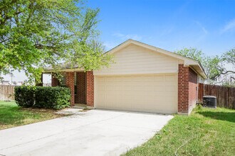 930 Amber Knoll in San Antonio, TX - Building Photo - Building Photo