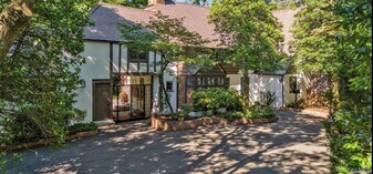 9 Beacon Hill Rd in Port Washington, NY - Building Photo