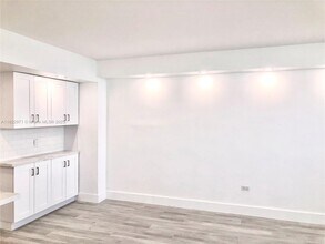 905 Brickell Bay Dr in Miami, FL - Building Photo - Building Photo