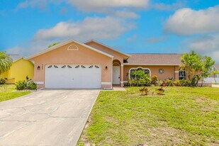 9084 Caloosa Rd in Ft. Myers, FL - Building Photo