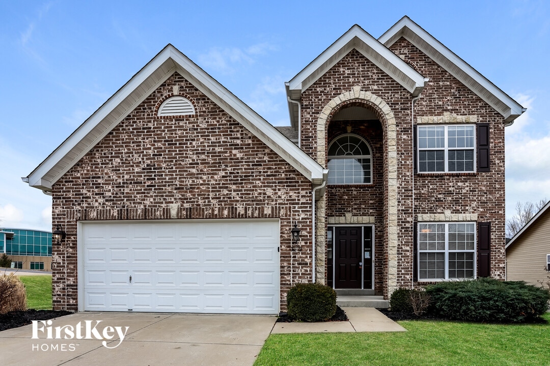 700 Phoenix Way in O'Fallon, MO - Building Photo