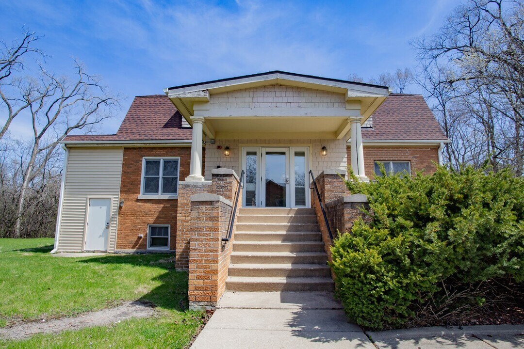 1305 Oswego Rd in Naperville, IL - Building Photo