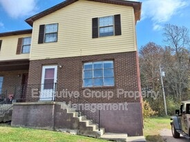 1221 Clear Ridge Ln in Radcliff, KY - Building Photo