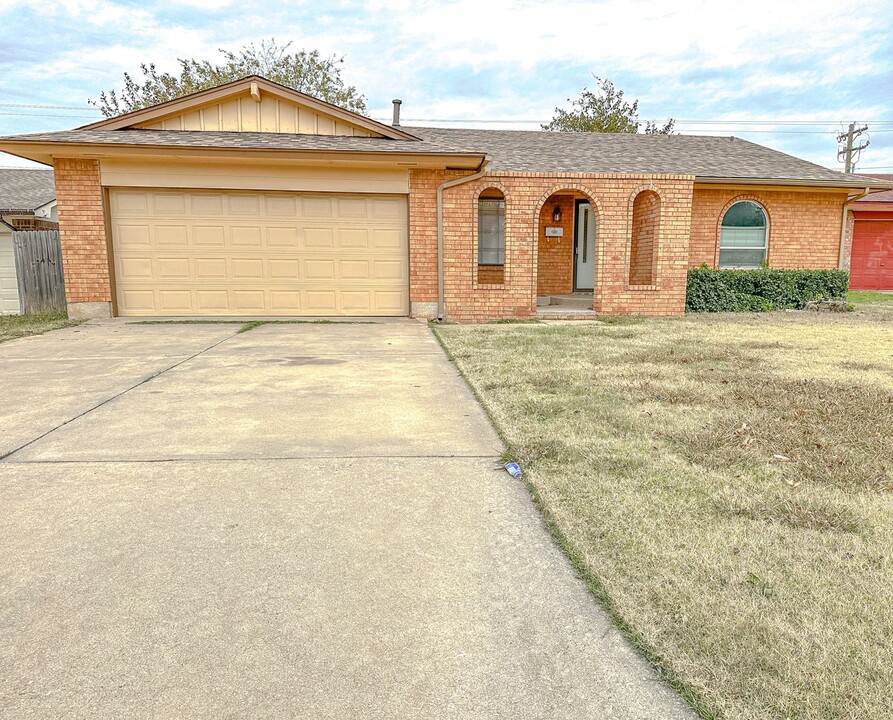 5821 NW 62nd Terrace in Warr Acres, OK - Building Photo