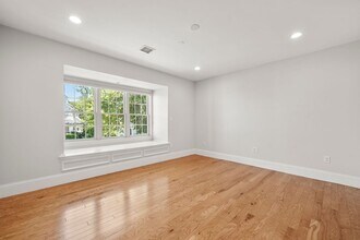 137 Pleasant St, Unit #11 in Winthrop, MA - Building Photo - Building Photo