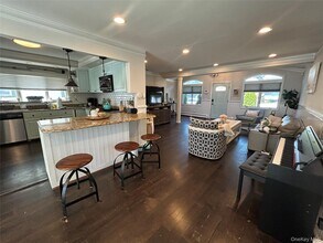 6 Charles Pl in Bayville, NY - Building Photo - Building Photo