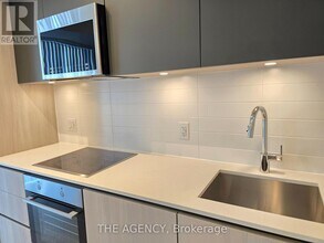 8-4608 Widmer St in Toronto, ON - Building Photo - Building Photo