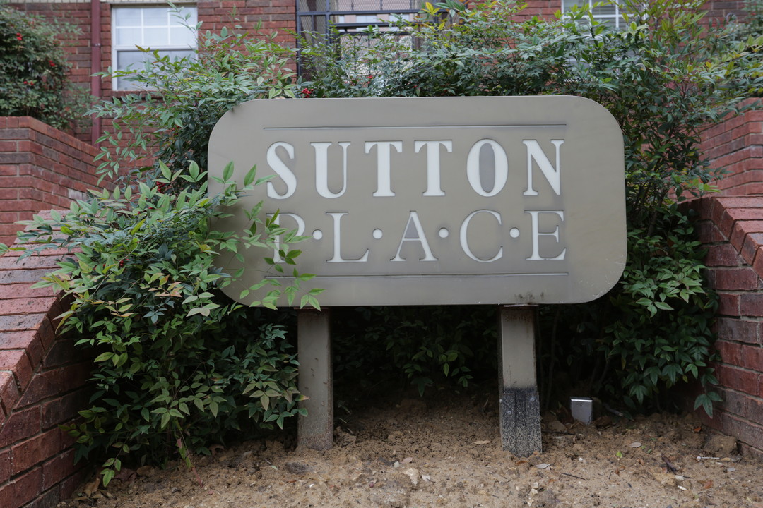 Sutton Place Condominiums in Dallas, TX - Building Photo