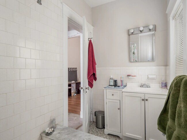 44 Cameron Ave, Unit 1 in Somerville, MA - Building Photo - Building Photo