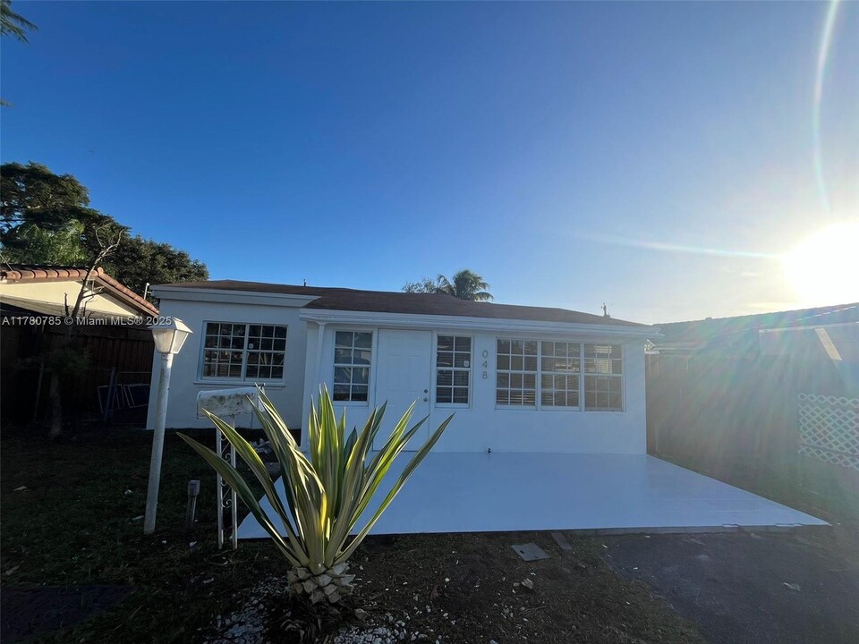 2048 NE 183rd St in North Miami Beach, FL - Building Photo