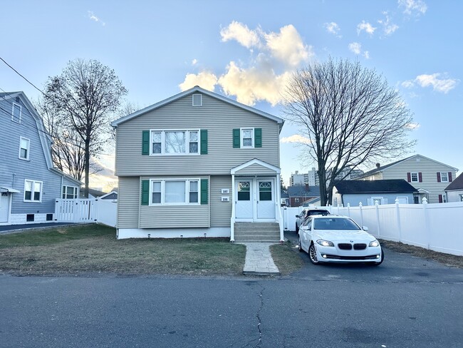 317 Alexander Ave, Unit 2 in Bridgeport, CT - Foto de edificio - Building Photo