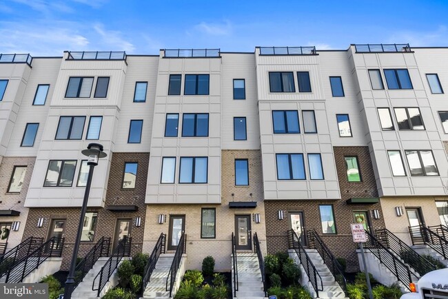 property at 908 Laurens Aly