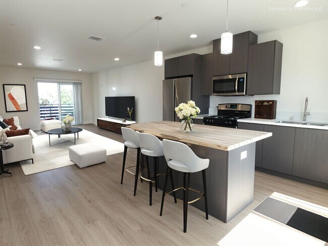 2410 Carmona Ave in Los Angeles, CA - Building Photo - Building Photo