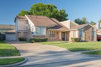 11530 Ella Lee Dr in Houston, TX - Building Photo - Building Photo