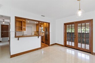574 NE 102nd St in Miami Shores, FL - Foto de edificio - Building Photo