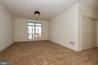 2 N Commerce Square, Unit 302 in Trenton, NJ - Foto de edificio - Building Photo