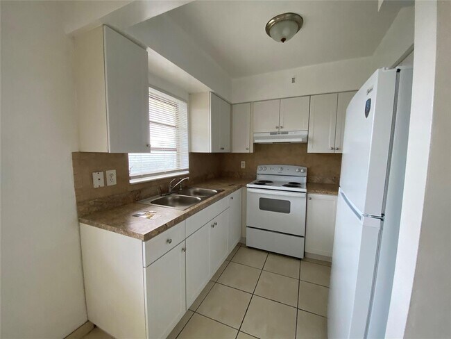 5400 Hollywood Blvd, Unit 14 in Hollywood, FL - Building Photo - Building Photo