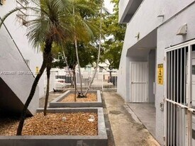 2400 NW 22nd Ct in Miami, FL - Building Photo
