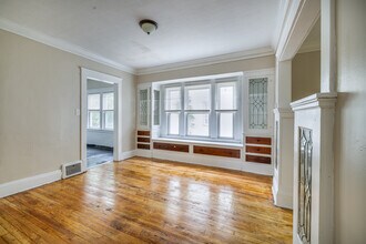 12401 Parkhill Ave in Cleveland, OH - Foto de edificio - Building Photo