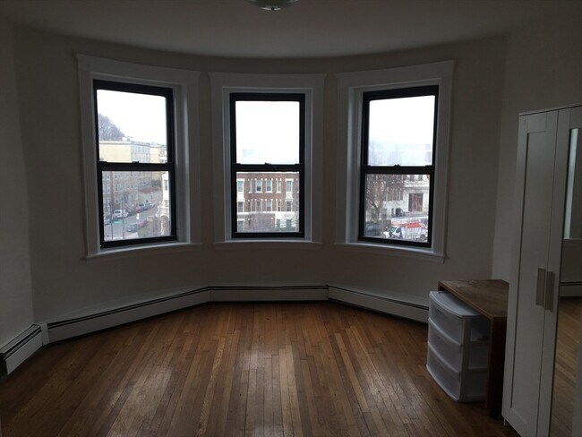 1676 Commonwealth Ave, Unit 2 in Boston, MA - Building Photo - Building Photo