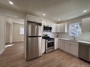 12 Canyon St in Huntington, NY - Building Photo - Building Photo