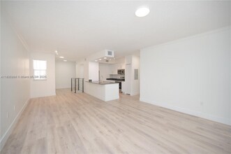 2406 Centergate Dr in Miramar, FL - Foto de edificio - Building Photo