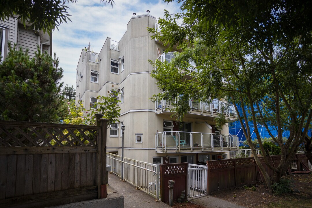 Windsor Garden in Vancouver, BC - Building Photo