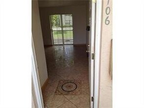 4096 N Pine Island Rd in Sunrise, FL - Foto de edificio - Building Photo