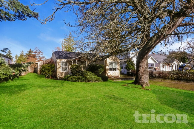 property at 711 Le-Lou-Wa Pl NE