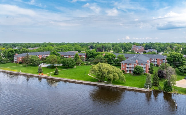 1335 Summit Ave in Oshkosh, WI - Foto de edificio - Building Photo