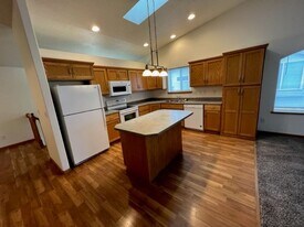 1214 37th Ave S in Moorhead, MN - Building Photo