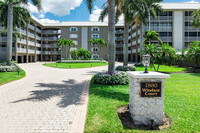 Windsor Court in Naples, FL - Foto de edificio - Building Photo