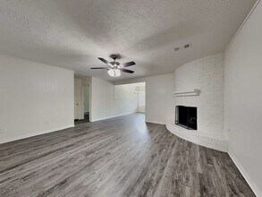 18002 Woodgum Dr in Spring, TX - Foto de edificio - Building Photo