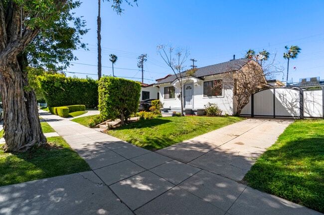 8643 Clifton Way in Beverly Hills, CA - Foto de edificio - Building Photo