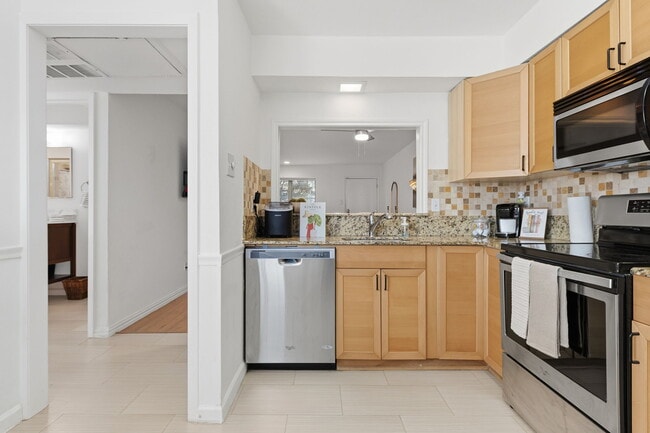 5057 Les Chateaux Dr, Unit 245 in Dallas, TX - Foto de edificio - Building Photo