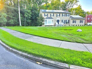 19 Monterey Dr in West Windsor Township, NJ - Foto de edificio - Building Photo