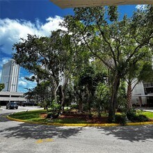 16919 N Bay Rd in Sunny Isles Beach, FL - Foto de edificio - Building Photo