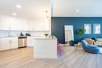 Chandler Apartments in North Hollywood in North Hollywood, CA - Foto de edificio - Building Photo