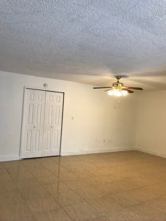 10030 NW 9th St Cir in Miami, FL - Building Photo - Building Photo
