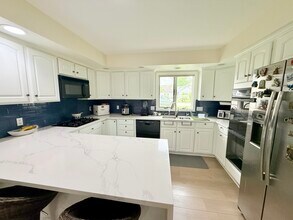 16 Avery Path in Newton, MA - Building Photo - Building Photo