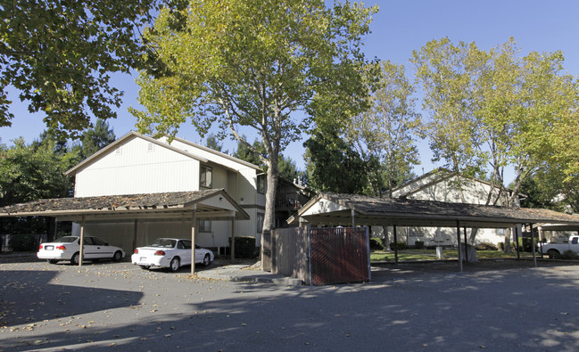 Golf Course Square Apartments in Rohnert Park, CA - Building Photo - Building Photo