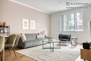 5710 Crescent Park E in Los Angeles, CA - Building Photo