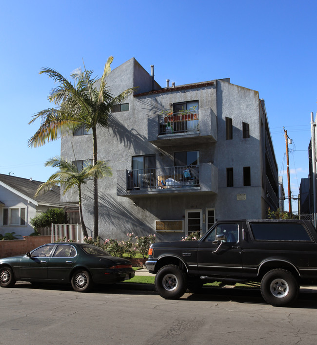 1051 Gladys Ave in Long Beach, CA - Foto de edificio - Building Photo