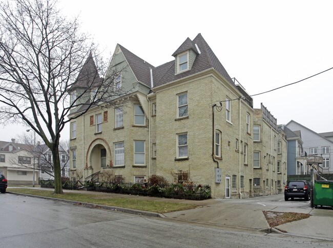 731 E Pleasant St in Milwaukee, WI - Foto de edificio - Building Photo