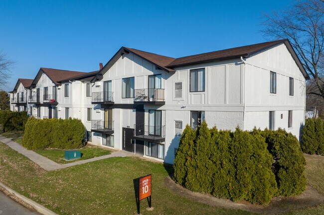 Park On Canal Apartments - Clinton Twp, MI in Clinton Township, MI - Building Photo - Building Photo