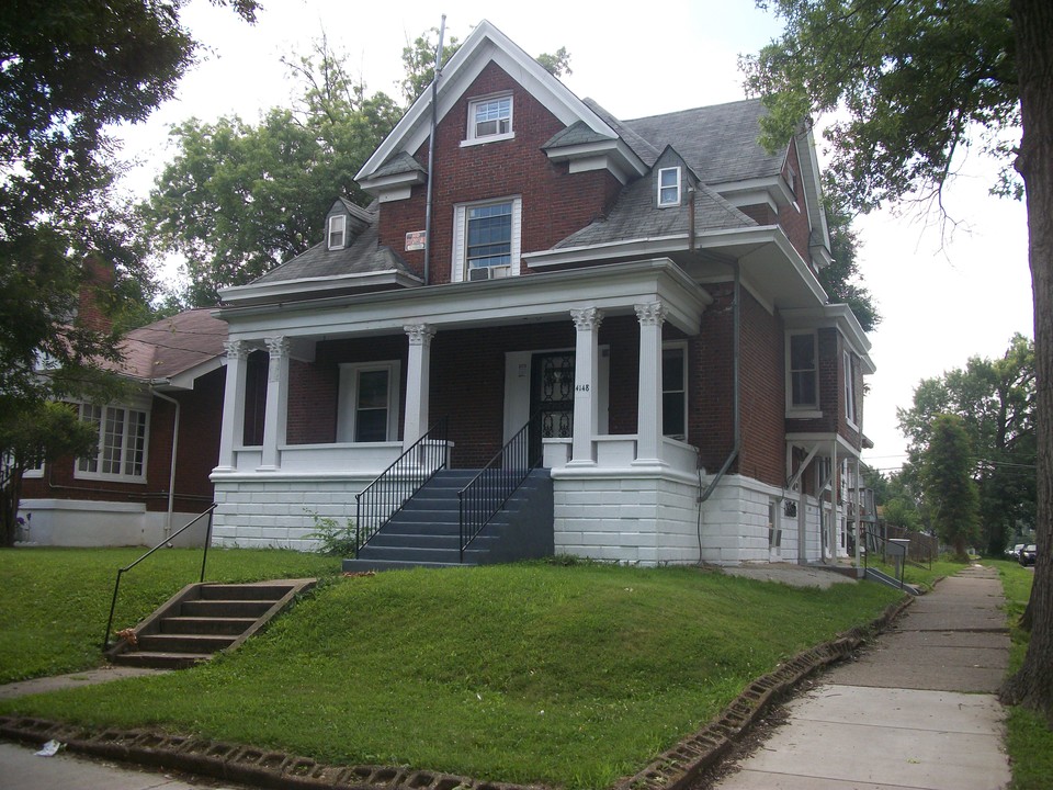 4148 W Broadway in Louisville, KY - Building Photo