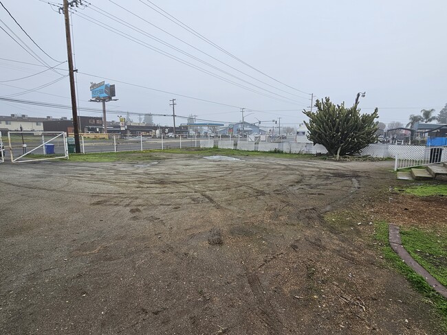 2401 W Olive Ave in Porterville, CA - Building Photo - Building Photo